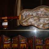 Un presepe allestito all'interno di una chitarra